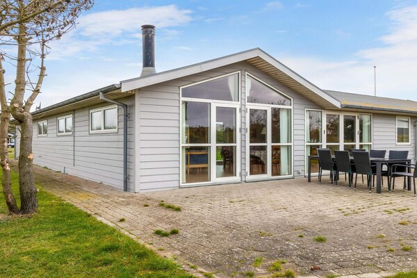 Licht, vrijstaand vakantiehuis op 600m van de zee bij Løkken - thumbnail 1