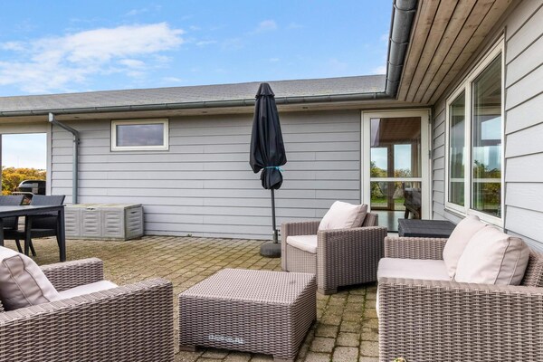 Licht, vrijstaand vakantiehuis op 600m van de zee bij Løkken - thumbnail 4