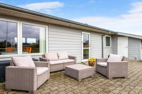 Licht, vrijstaand vakantiehuis op 600m van de zee bij Løkken - thumbnail 2