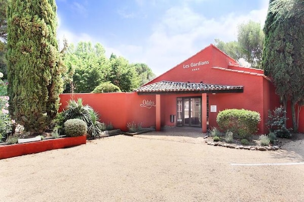 Knus appartement voor 2 in groen park bij Arles, met zwembad - thumbnail 2