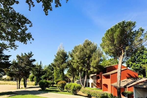 Comfortabel appartement voor 2 op een groen vakantieresort bij Arles - thumbnail 2