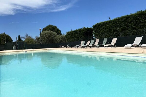 Provençaalse studio op Domaine Grand Logisson met zwembad bij lavendelvelden - thumbnail 1
