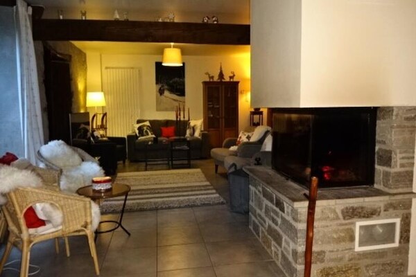 Authentieke Maison Mitoyenne in Guchen: ruimte voor 10 personen met zuidtuin - thumbnail 1