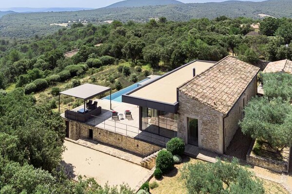 Architectonische villa met verwarmd zwembad en Luberon-panorama bij Bonnieux - thumbnail 1