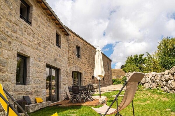 Ruim appartement in St-Laurent-de-Muret met terras en uitzicht op Aubrac - thumbnail 1