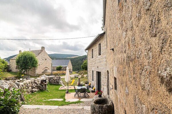 Ruim appartement in St-Laurent-de-Muret met terras en uitzicht op Aubrac - thumbnail 6