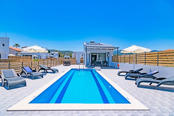 Strandvilla Blue Oyster Beach 2 in Rethymnon, 50m van zee - thumbnail 1