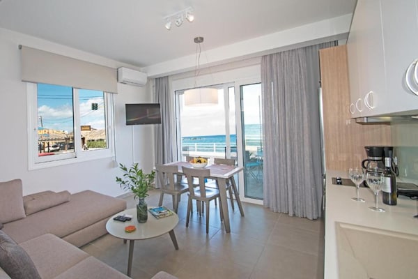 4-persoons modern appartement aan het strand in Chania - thumbnail 3