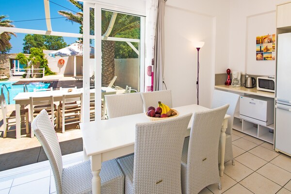 Villa Almirikia: 20 meter van zee met privézwembad voor 8 personen - thumbnail 4