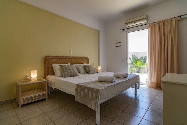 Villa Almirikia: 20 meter van zee met privézwembad voor 8 personen - thumbnail 3