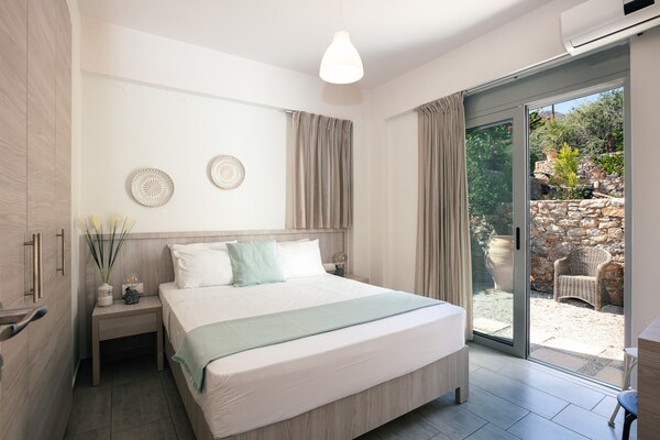 Evgoro Vrahos: Moderne villa met privézwembad en bergzicht in Agia Galini - thumbnail 4