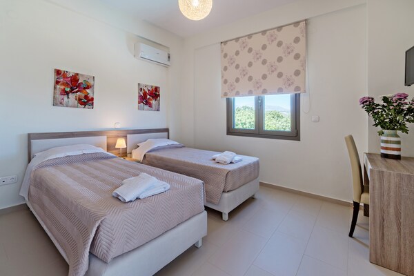 Moderne villa met privézwembad en bergzicht nabij Rethymno - thumbnail 2
