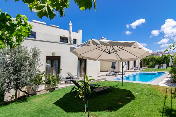 Ruime villa met privézwembad nabij Rethymno, geschikt voor 10 personen - thumbnail 1