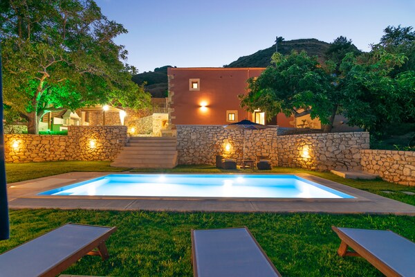 Ruime villa met privézwembad en spectaculair uitzicht op de bergen bij Rethymno - thumbnail 1
