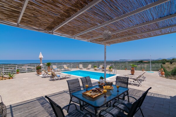 Moderne villa met privézwembad en uitzicht op zee bij Agia Triada - thumbnail 5
