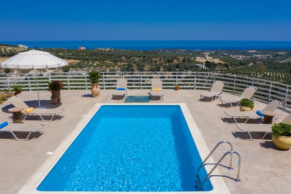 Moderne villa met privézwembad en uitzicht op zee bij Agia Triada - thumbnail 6