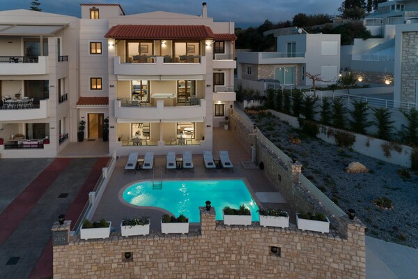 Zen Grande: Ruim appartement met 4 slaapkamers, tuin en zwembad nabij Rethymno - thumbnail 1