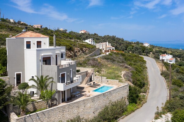 Zonnige studio met privézwembad en uitzicht op zee bij Rethymno - thumbnail 1
