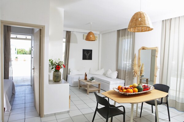 Knus appartement op 100 meter van het strand in Adelianos Kampos - thumbnail 1