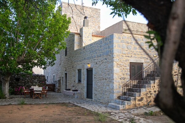 Anna's Garden: sfeervol vakantiehuis voor 10 personen bij Pyrgos Dirou - thumbnail 1