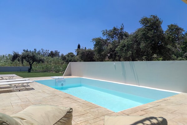 Aan het strand: Luxe villa met privézwembad in Damnoni - thumbnail 2