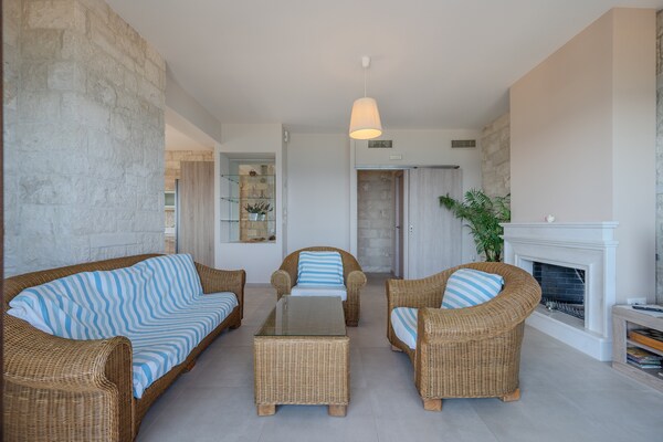 Lichtrijke villa op 50 meter van het strand in Keratokambos - thumbnail 6
