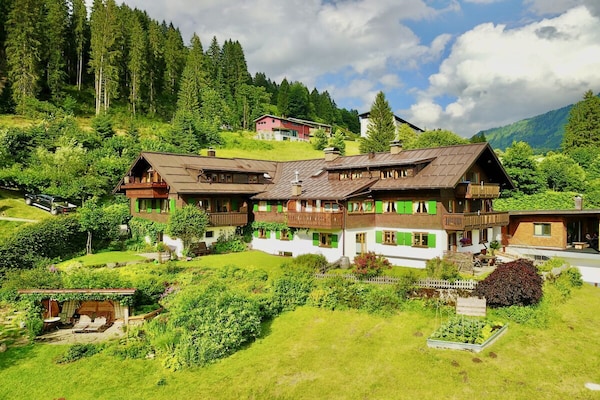 Zonnig appartement met panoramisch uitzicht in Riezlern - thumbnail 1
