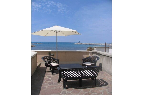 Appartement aan zee met privé-terras en directe strandtoegang in San Vincenzo - thumbnail 5