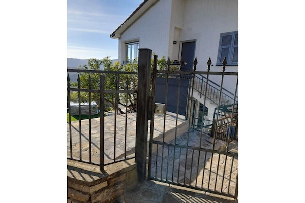 Modern vakantiehuis met panoramisch uitzicht in Diano San Pietro - thumbnail 3