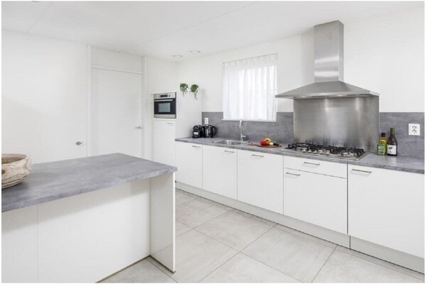 Luxe vrijstaande villa in Sneek voor 10 personen, huisdieren welkom - thumbnail 4