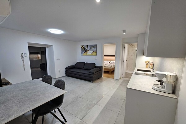 Luxe appartement in Portoroz met zeezicht, terras en hot-tub - thumbnail 1