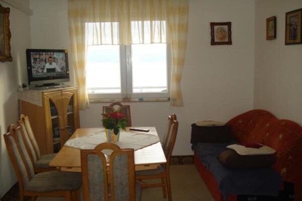 Ruim appartement voor 6 aan zee in Dugi Rat met zwembad en WiFi - thumbnail 4