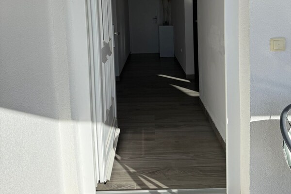 Ruim appartement voor 6 aan zee in Dugi Rat met zwembad en WiFi - thumbnail 2