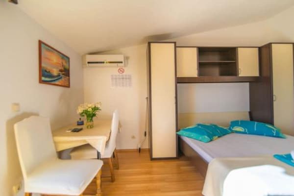 2-persoons studio appartement in Dugi Rat vlakbij het strand - thumbnail 3