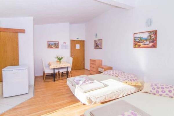 Studio aan zee in Dugi Rat voor 4 personen, 300m van het strand - thumbnail 3