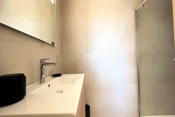 Luxe appartement in AFA met airco, 2 slaapkamers en wasmachine - thumbnail 5