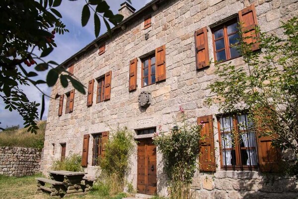Authentiek vakantiehuis in Arzenc-d'Apcher met zwembad en uitzicht op de Gorges du Bès - thumbnail 2