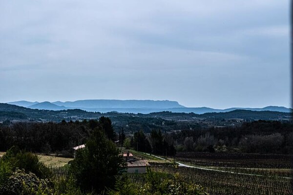 Gerenoveerd huis met panoramisch uitzicht in de Luberon bij La Tour d'Aigues - thumbnail 6