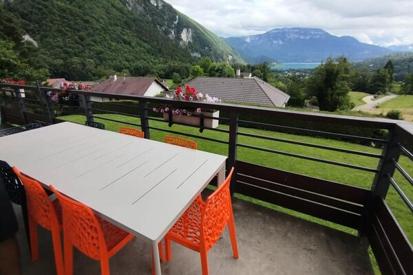 Sfeervol chalet met 5 slaapkamers en panorama op Lac d'Aiguebelette - thumbnail 2