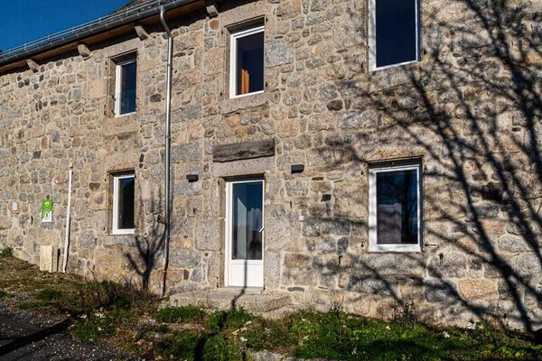 Authentieke Pastorie in Recoules d'Aubrac voor 8 Personen - thumbnail 1