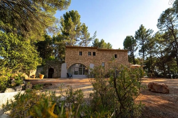 Provençaalse boerderij met verwarmd zwembad en uitzicht op Roussillon - thumbnail 3