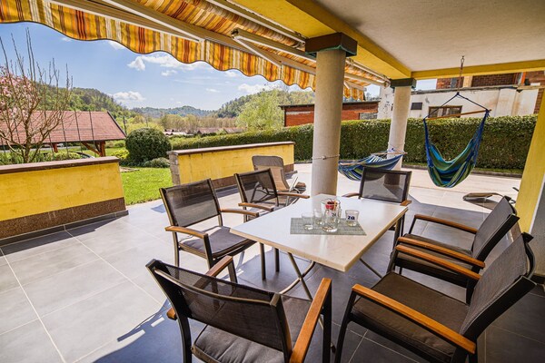 Zonnig driekamerappartement met terras vlakbij waterpark in Podčetrtek - thumbnail 1