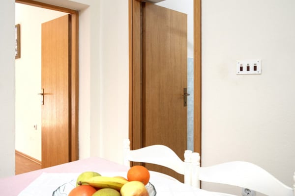 3-persoons appartement direct aan het strand in Vrboska - thumbnail 1