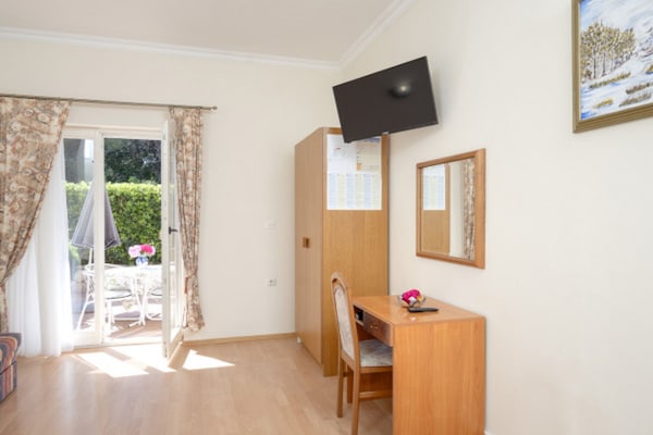 3-persoons appartement direct aan het strand in Vrboska - thumbnail 2