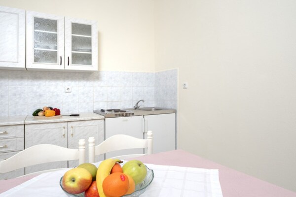 3-persoons appartement direct aan het strand in Vrboska - thumbnail 5