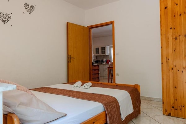Knus appartement voor 6 aan zee in Vir met terras en WiFi - thumbnail 5