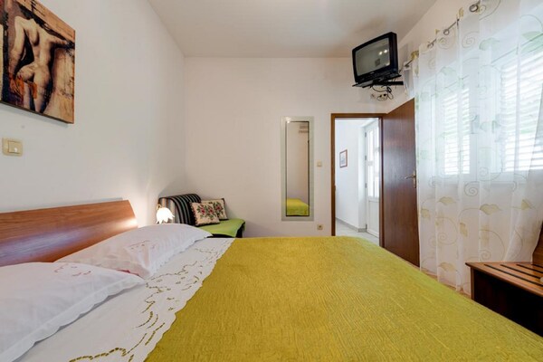 Knus appartement vlakbij zee met gedeeld zwembad in Lokva Rogoznica - thumbnail 3