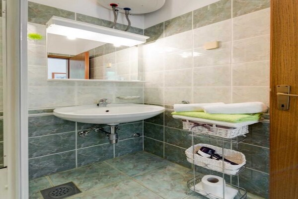Knus appartement vlakbij zee met gedeeld zwembad in Lokva Rogoznica - thumbnail 5