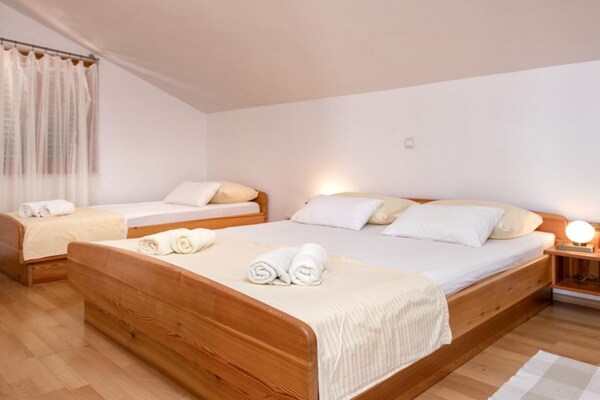 Aan het strand: ruim appartement voor 5 personen in Hvar - thumbnail 6