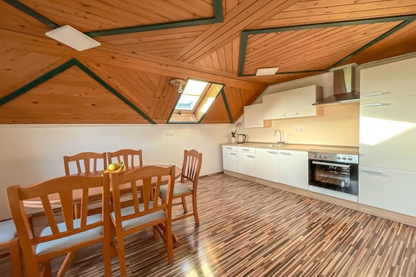 Kleurrijk appartement met balkon en uitzicht op de Alpen in Preddvor - thumbnail 4